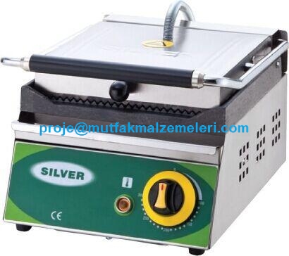 Çay ocakları ve küçük büfeler için tasarlanmış 12,50 kg ağırlığında kompakt endüstriyel tost makinesi. 1300W - 5,6 AMP güç tüketimiyle enerji tasarruflu, her tost çeşidini yapabileceğiniz bu profesyonel cihazı sepete ekleyerek güvenle satın alabilirsiniz