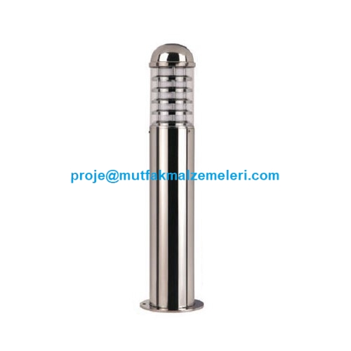 Modern tasarımlı paslanmaz çelik bahçe feneri. 13 cm en ve 75 cm boy ölçülerine sahip, silindirik gövdeli, şeffaf camlı dış mekan aydınlatma armatürü. Yağmura ve dış etkenlere dayanıklı, zemine montaj edilebilir paslanmaz bahçe lambası.