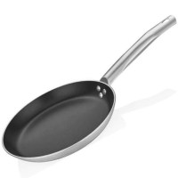 22 cm çapında profesyonel krep tavası; 3,2 mm kalın alüminyum gövdesi, çift katlı siyah yapışmaz iç yüzeyi ve perçinli dayanıklı çelik sapı ile mutfaktaki en iyi yardımcınız. Düz taban yapısıyla ısıyı eşit dağıtır ve pürüzsüz krep pişirme deneyimi sunar.