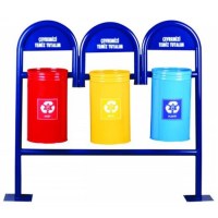 Yüksek trafikli alanlar için tasarlanmıştır. Bu 3lü ayaklı geri dönüşüm istasyonu, 130 cm yüksekliği sayesinde uzaktan kolayca fark edilir, kurumsal çevre bilincini ön plana çıkarır.