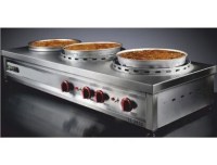 3 tepsilik paslanmaz gövdeli dönerli su böreği ocağı görseli. 155 cm uzunluğunda, 3 gözlü (pişirme ve dinlendirme), kontrol düğmeli ve döner mekanizmalı profesyonel börek pişirme ekipmanı. GAZMER onaylı ve emniyet ventilli güvenli pişirme sistemi.