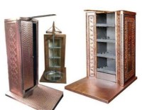 El işçiliği ile üretilmiş, 4 kömür gözlü dekoratif bakır döner ocağı. Demir karkas üzerine bakır kaplama gövde, yüksek ısıya dayanıklı döküm kömür ızgaraları ve 70x45x110 cm ölçüleriyle otantik döner salonları için profesyonel pişirme ekipmanı.