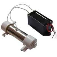 Beyaz zemin üzerinde 500 mg ozon jeneratörü seti; paslanmaz çelik görünümlü ozon üretim tüpü ve siyah renkli güç modülü. Teknik projeler ve cihaz imalatı için uygun, kablolu bağlantıya hazır endüstriyel ozon jeneratörü parçaları görseli.