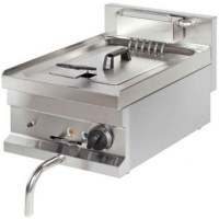 40x60x26,5 cm ölçülerinde, ön panelinde yağ boşaltma musluğu bulunan paslanmaz çelik elektrikli sanayi tipi fritöz. Üstte paslanmaz basketi, yağ süzme askısı ve termostat ayar düğmeleri bulunan profesyonel tezgah üstü kızartma ünitesi.