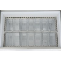 90 cm derinlik ve 131,5 cm yükseklik ölçüleriyle ergonomik bir çalışma alanı sunan, modern çizgili beyaz gövdeli açık dondurma satış ünitesi. Müşteri tarafındaki temperli cam koruması ve arka kısımdaki kolay servis imkanını gösteren dondurma reyonu.