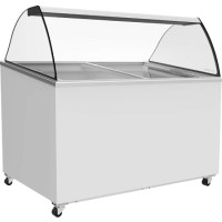 134,8 cm genişliğinde, kavisli temperli servis camına sahip profesyonel açık dondurma tezgahı. İçerisinde 14 adet paslanmaz dondurma kasesi, parlak LED aydınlatma sistemi ve dijital kontrol paneli bulunan şık tasarımlı dondurma satış reyonu.