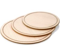 Pizzacılarda ve restoranlarda şıklığı tamamlamak için tasarlanan 42 cmlik ahşap pizza tahtası, dayanıklı yapısı ve estetik dokusuyla öne çıkar. Büyük boy pizzaların sunumu için ideal olan bu model, servis kolaylığı sağlar ve masada otantik bir hava katar