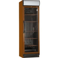 59,5x64x198 cm ölçülerinde, içerisinde 5 adet şık ahşap raf bulunan dikey şişe soğutucu. Temperli cam kapılı, iç aydınlatmalı ve aydınlatmalı kanopi seçeneğine sahip profesyonel içecek teşhir ve soğutma dolabı.