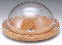 38 cm çapında dairesel ahşap tabanlı ve üzerinde şeffaf koruyucu kapağı bulunan dekoratif sunum fanusu. Pasta, kek ve şarküteri ürünleri için doğal ahşap dokulu, profesyonel mutfak ve ev tipi şık saklama ve sunum fanusu.