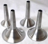 Metalik gri renkte, pürüzsüz yüzeye sahip paslanmaz sucuk doldurma hunisi. Et çekme ve dolum işlemlerinde kullanılan profesyonel mutfak gereci.