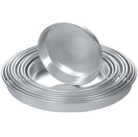 48 santim taban çapına sahip, 1250 gram ağırlığındaki bu ağır hizmet tipi alüminyum tepsi, tatlı imalathaneleri ve ev kullanımı için idealdir. Yüksek kaliteli alüminyum malzemesi sayesinde fırın ısısını dengeli iletir ve tatlının altının tam pişmesini sa