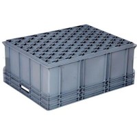 Yedek parça veya alet depolamak için kullanılan, istiflenmiş gri renkli endüstriyel plastik kasalar.