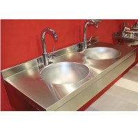 Tek su girişli ve ayak kumandalı musluk bataryası ile donatılmış paslanmaz çelik el yıkama ünitesi. Gıda güvenliği ve hijyen yönetmeliklerine uygun, kolay temizlenebilir dekoratif elips lavabo.