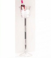 İçki servis edilen konser ve etkinlik alanlarında, masa olmayan mekanlarda stant yanlarında içki şişesi kovası servisinde kullanılan stant modelidir