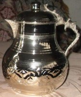 Kebapçılar ve restoranlar için özel üretilen 2.2 litre hacmindeki bakır sürahi, bakır el sanatının en seçkin örneklerindendir. İçi geleneksel yöntemlerle kalaylanmış olup su, ayran veya şerbet dağıtımında güvenle kullanılır; dekoratif bir süs eşyasıdır.