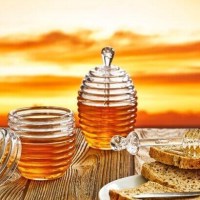 Helezon desenli, şeffaf gövdeli ve kapağına entegre özel tasarım bal kaşığı bulunan estetik bal kavanozu görseli. Mutfak ve kahvaltı masası için dekoratif bal servis kabı. #balkavanozu #kahvaltılık #mutfakaşıkları