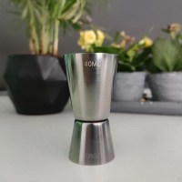 Bar Jigger BA 05: 20/40 ml çift taraflı, krom çelik kokteyl ölçüm kabı! Profesyonel barmenlerin tercihi 2/4 cl.lik içki ölçeği ile artık tüm kokteylleriniz tam kararında. Hemen sipariş verin, barda fark yaratın!
