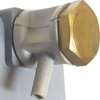 Hava kapanının hortum bağlantı girişini ve montaj yuvasını gösteren yakın çekim. Basınç iletimini sağlayan bu parça, sanayi tipi bulaşık makinelerinde su taşmalarını önler ve güvenli yıkama sağlar. #TeknikServis #EndüstriyelMutfak #HavaKapanı #Tamir