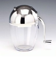 İçecek sunumlarınızı profesyonel seviyeye taşıyan buz kıracağı, ergonomik sapı sayesinde el yormadan en sert buzları bile kolayca parçalar. Hem ev hem de işletme kullanımı için uygun, hijyenik ve dayanıklı yapısıyla mutfağınızdaki yardımcınız olacak.