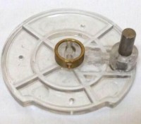 Uğur Buz Makinası Asansör Diski:Şeffaf plastik disk şeklindeki bu endüstriyel buz makinası yedek parçası sanayi tipi Uğur Buzal 30 60 100 kg.lık buz makinelerinde buzun yapıldığı su havuzunu aşağı yukarı hareket ettiren redüktör motoruna takılarak sviçle