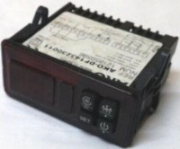 AKO DF143230011 çift problu dijital soğuk oda termostatı ekranı. Endüstriyel buzhane ve reyon tipi dolaplar için hassas derece kontrol ünitesi. Orijinal AKO İspanya üretimi elektronik termometre ve termostat yedek parçası. #AKO #BuzhaneTermostatı #SoğukO