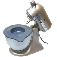 Tamamen metal gövde yapısı sayesinde sarsıntısız bir kullanım sunan KitchenAid, ağır kütleleri karıştırırken lastik ayaklarıyla zemine tutunur. Buzlu cam kaseli tasarımı karışımı takip etmeyi kolaylaştırırken, mutfağınıza estetik ve değer katar.