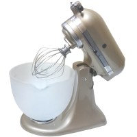 300W gücündeki KitchenAid cam kaseli mikser, direkt drive motoruyla enerjiyi doğrudan karıştırma ucuna aktarır. Dişli çark sistemi sayesinde kayışlı modellere göre çok daha sessiz çalışır. 12 yumurta akını veya 1 litre kremayı saniyeler içinde havalandır