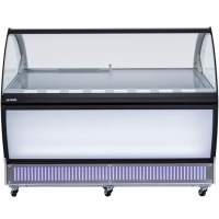 Modern tasarımlı, kavisli camekanlı dondurma reyonu; şeffaf temperli servis camı ve parlak LED aydınlatmasıyla ürün görünürlüğünü artırır. Ön yüzeyindeki geniş ışıklı reklam paneli ve beyaz şaseli şık yapısıyla profesyonel teşhir dolabı.