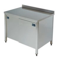 180 cm genişliğinde paslanmaz çelikten imal edilmiş, iki adet çarpma kapısı bulunan dolaplı sanayi tipi çalışma tezgahı. Pürüzsüz üst tablalı, ayarlanabilir ayaklı ve hijyenik satine yüzeyli profesyonel mutfak hazırlık ünitesi tasarımı.