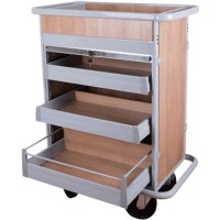 Kilitlenebilir gri stor kapak ve 3 geniş çekmece detaylı minibar arabası. İçeceklerin güvenli depolanmasını sağlayan kilit mekanizması ve düzenli yerleşim sunan çekmece yapısını gösteren fonksiyonel ürün çekimi.