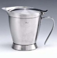 İç haznesindeki sıcaklığı dışarı vermeyen vakumlu teknolojisiyle sosların donmasını veya soğumasını engeller. Ergonomik dökme ağzı ve şık tasarımıyla hem açık büfelerde hem de masaya özel servislerde idealdir.