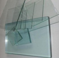 Şıklığı güvenlik ile birleştiren temperli sehpa camı! 10 mm kalınlığı ve keskinliği alınmış kenarlarıyla masalarınızda güvenle kullanın. Özel ısıl işlemle güçlendirilmiş yapısı, standart camlara göre darbelere çok daha dayanıklıdır. 50x100 cm standart öl