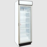 Bu dikey soğutucu, yüksek yükleme kapasitesi sunan özel iç tasarımıyla öne çıkar. Aydınlatmalı kanopi seçeneği ve temperli cam kapısı sayesinde ürün görünürlüğünü maksimize ederken servis maliyetlerinizi düşürür.