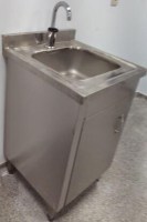 Dolaplı El Yıkama Lavabosu:Dolaplı el yıkama evyeleri okul tipi su pınarları bölümündeki bu el yıkama lavabosunun altı dolaplı olup imalatı paslanmaz krom çelikten yapılmıştır.Normal aç kapa musluğu olan dolaplı el yıkama lavabosunun ölçüleri 50x80x90 cm