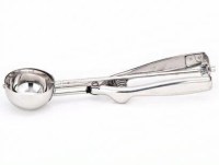 Parlak paslanmaz çelik yüzeyli, 41 mm çapında profesyonel dondurma kepçesi. Dondurmayı kaşıktan kolayca ayıran mekanizmalı sapı ve ergonomik tutuş sağlayan tasarımıyla dondurma dükkanları için ideal servis ekipmanı.