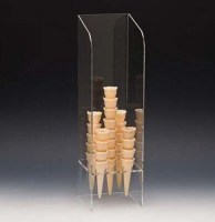 ZCP 595 model, 14x14 cm taban ölçüsüne sahip, 49 cm yüksekliğinde şeffaf pleksiglas dondurma külahlığı standı. Açık büfe ve dondurmacılar için tasarlanmış, hijyenik ve dayanıklı pleksi külah tutucu aksesuar.