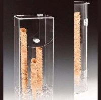 Şeffaf ve dayanıklı dondurma külahlık standı, 24,5x18 cm taban ölçüsü ve 55 cm yükseklik ile dondurma külahı sergileme ünitesi.