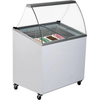 R290 çevre dostu gaz ve düşük enerji tüketimi (885,125 kWh/Yıl) ile öne çıkan dondurma tezgahı, 100,9 cm genişliğindedir. Kolay sökülüp takılabilen tekerlekleri ve servis camı ile ergonomik kullanım sunar.