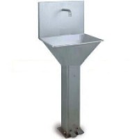 90 cm genişliğinde, 100 cm yüksekliğinde, çift musluklu ve ayaktan pedallı kumanda sistemine sahip paslanmaz çelik fabrika tipi tuvalet evyesi. Hijyen standartlarına uygun, duvara monte sırtlıklı endüstriyel el yıkama ünitesi.