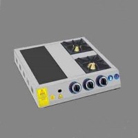 60x60x14 cm boyutlarında, paslanmaz çelikten imal edilmiş profesyonel gazlı İskender ocağı. 25,75 kW ısıl kapasiteli, ergonomik tasarımlı, 13 kg ağırlığında ve 21 mbar çalışma basıncına sahip endüstriyel tip pişirme ünitesi.