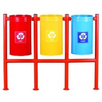 Yan yana dizilmiş üç adet silindirik metal kovadan oluşan, H tipi ayaklı geri dönüşüm seti. Mavi, sarı ve yeşil renk seçenekleriyle kağıt, metal ve plastik atık ayrıştırma ünitesi. Park ve bahçeler için dayanıklı, dış mekan tipi geri dönüşüm çöp kovası.