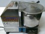 2.El Soğan Doğrama Makinası:Soğan parçalama maydanoz doğrama lahmacun içi hazırlama börek içi kıyma yapabilen bu set üstü soğan maydanoz biber parçalayıcısı makina temiz kullanılmış sahibinden küçük bir endüstriyel mutfak robotudur. İkinci el maydanoz/so