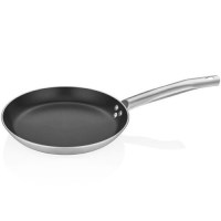 304 paslanmaz çelik sapı ve AG2 alaşım perçinleriyle profesyonel mutfakların yoğun temposuna uygun üretilen krep tavası, 1,08 litre kapasiteye sahiptir. Satina parlatma dış yüzeyi ve yapışmaz iç yüzeyiyle hem şık hem de fonksiyonel bir kullanım sunar.