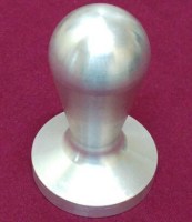 Espresso kahve makinası kaşığına kahve sıkıştırıcıları espresso makinası kahve tamperlerinden bu kahve makinesi kahve tamperinin imalatı alüminyum malzemeyle yapılmıştır - Espresso kahve sıkıştırma tamperi parçası satışı telefonu 0212 2370759