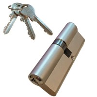 Kapı güvenliğinizi Kale 164 GNC ile bir üst seviyeye taşıyın. MS 58 pirinç gövde ve özel anahtar kombinasyonu sayesinde hırsızlığa karşı caydırıcı koruma sağlar. Kolay montajı ve dayanıklı iç mekanizmasıyla yıllar boyu güvenle kullanabileceğiniz bir ürün