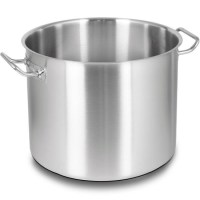 Mutfak tezgahında duran, yansıtıcı yüzeylere sahip, 20x17 cm boyutlarında, 5.3 litre kapasiteli, profesyonel kullanıma uygun kapaksız çelik silindirik tencere.