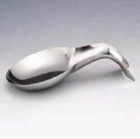 Profesyonel mutfakların vazgeçilmezi olan paslanmaz kaşıklık, kolay temizlenebilir ve paslanmaya karşı dirençli yapısıyla uzun ömürlü kullanım sunar. Hem dekoratif hem de fonksiyonel olan bu ürün, kaşık ve çatallarınızı en hijyenik şekilde organize eder.