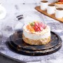 30 cm çapında mermer desenli tabanı ve yüksek şeffaf kapağı olan dekoratif kek saklama kabı. Mutfak tezgahı üzerinde kek ve pastaları taze tutmak için kullanılan, şık tasarımlı mermer görünümlü servis fanusu ve sunum standı ünitesi.