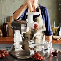 Kitchenaid Kıyma Aparatı:Kitchenaid Artisan mikser aksesuarları Kitchenaid Classic mikser mutfak robotu aparatlarından bu Kitchenaid et kıyması yapma aparatı Kitchenaid masa üstü mikserleri kıyma makinasına dönüştüren orijinal Kitchenaid yedek parçası ak
