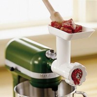 Kitchenaid Kıyma Aparatı:Kitchenaid Artisan mikser aksesuarları Kitchenaid Classic mikser mutfak robotu aparatlarından bu Kitchenaid et kıyması yapma aparatı Kitchenaid masa üstü mikserleri kıyma makinasına dönüştüren orijinal Kitchenaid yedek parçası ak